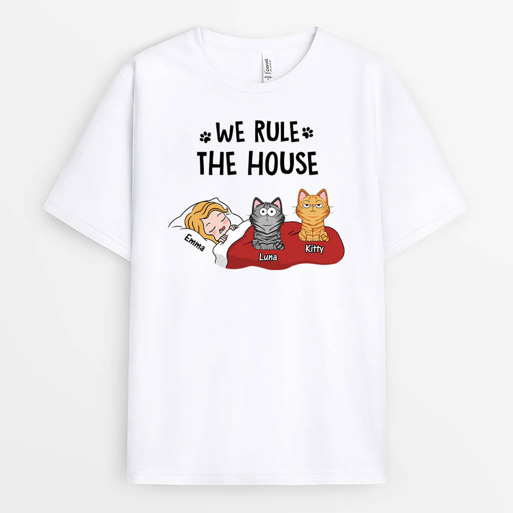 We Rule The House, Woman Sleeping With Cat - Personalized T-shirt For Cat Lovers